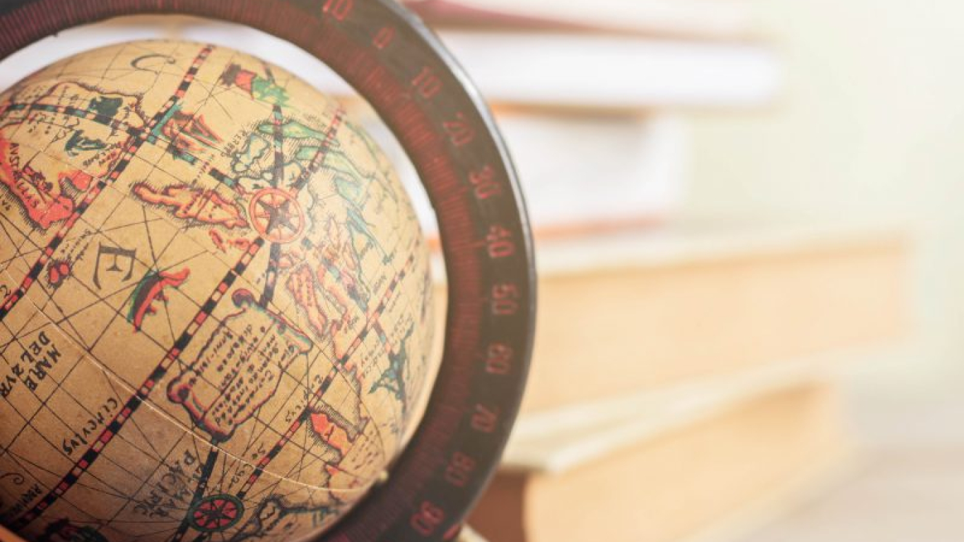 mengembangkan diri globe-in-the-library-2021-08-26-16-01-57-utc (1)