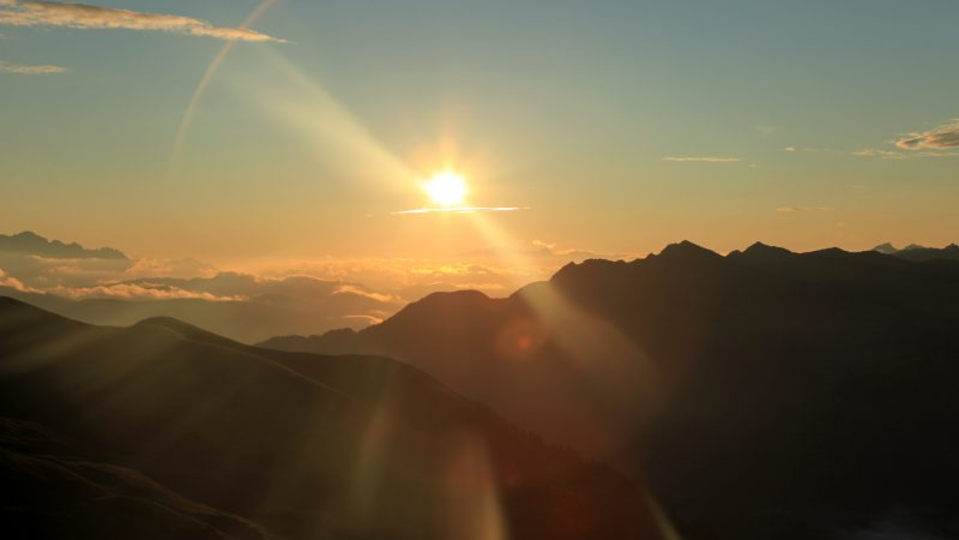 mengembangkandiri mountain-sunrise-5WMXRKU