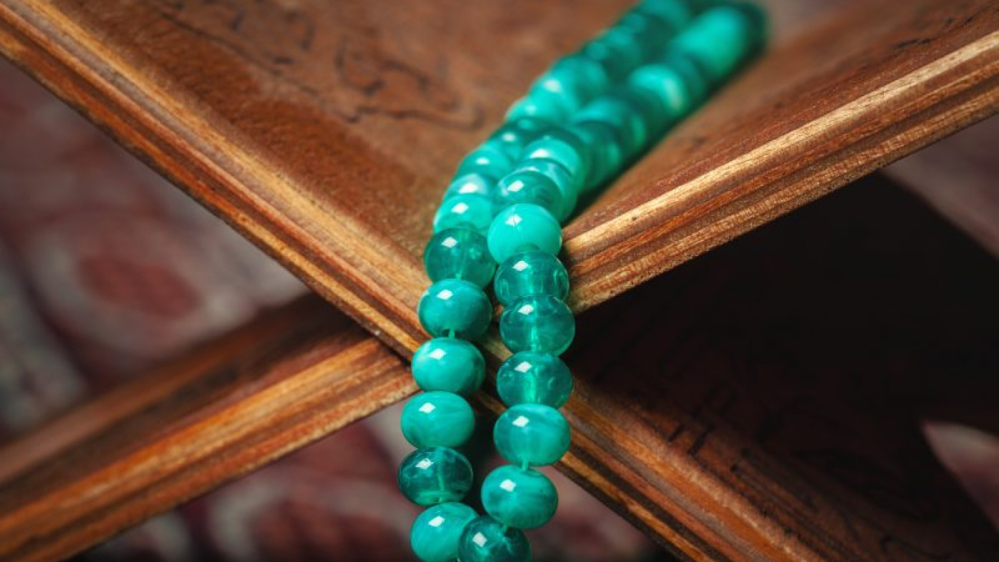 mengembangkandiri.com doa pembuka majelis muslim-prayer-beads-on-wooden-background-close-up-2021-09-02-15-22-09-utc