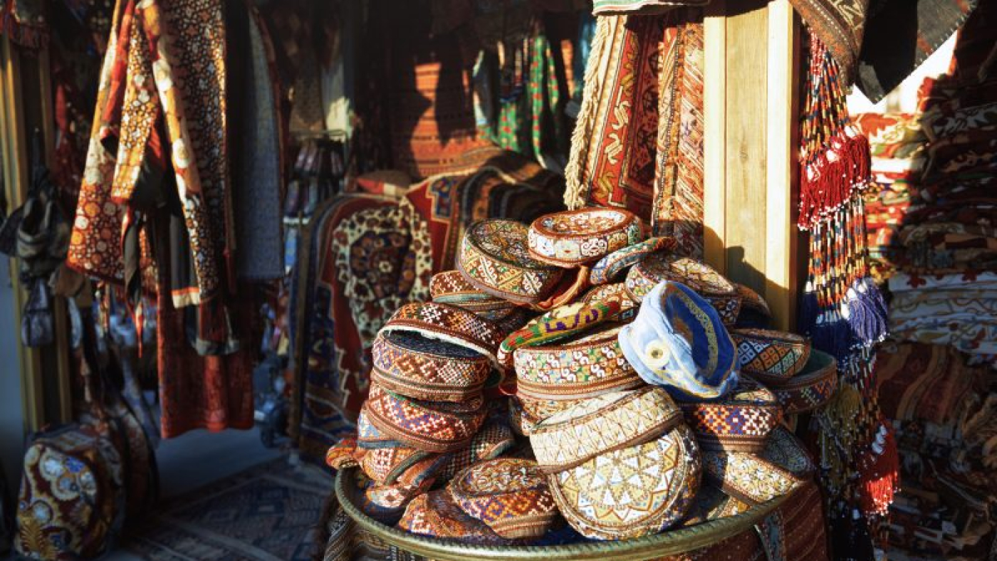 mengembangkandiri.com gift-shop-at-the-street-market-in-istanbul-turkey-2021-08-26-18-35-40-utc