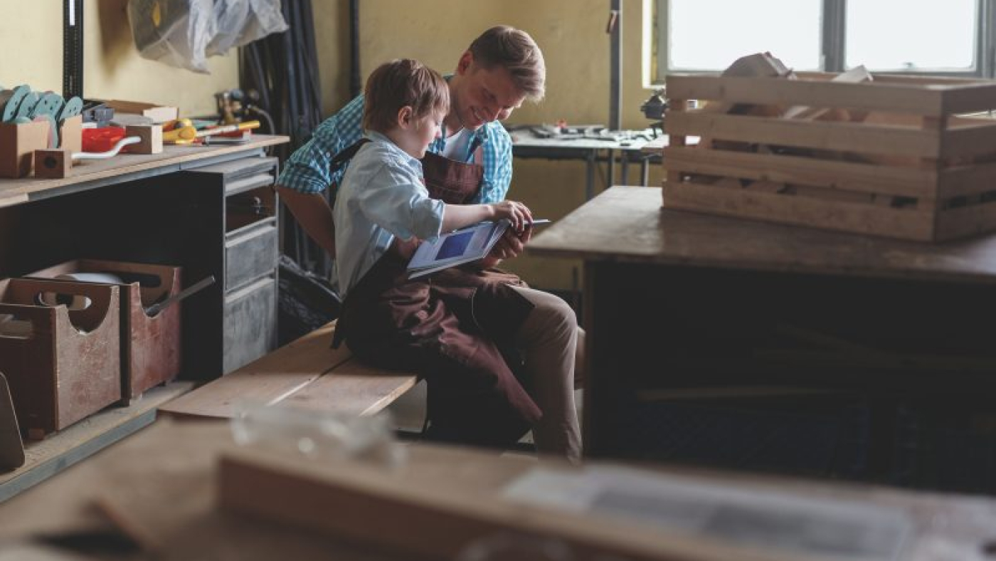 mengembangkandiri.com parent-and-child-in-carpentry-2021-08-26-15-47-52-utc