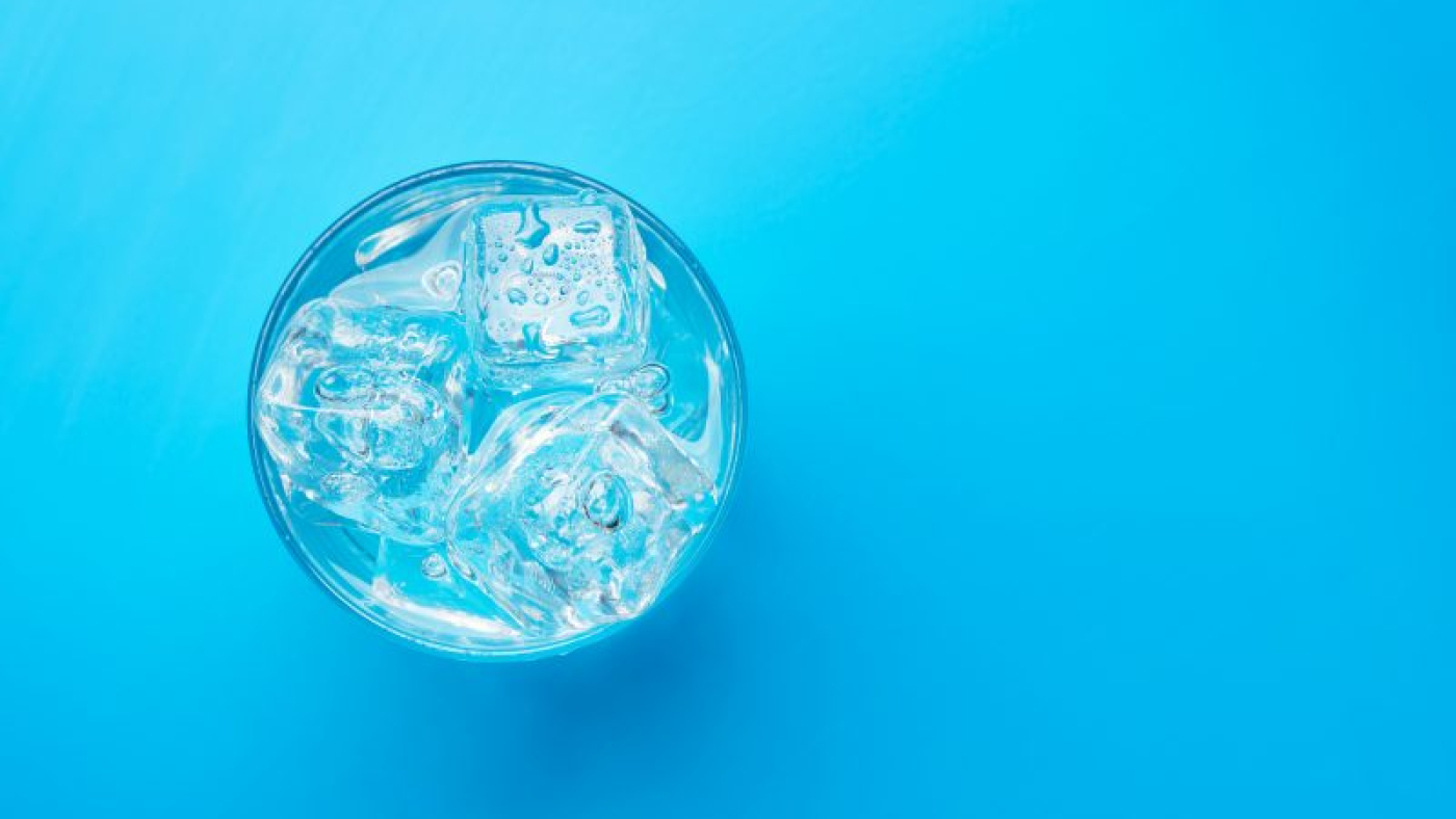 mengembangkandiri.com glass-of-water-with-ice-cubes-2021-08-29-06-09-57-utc