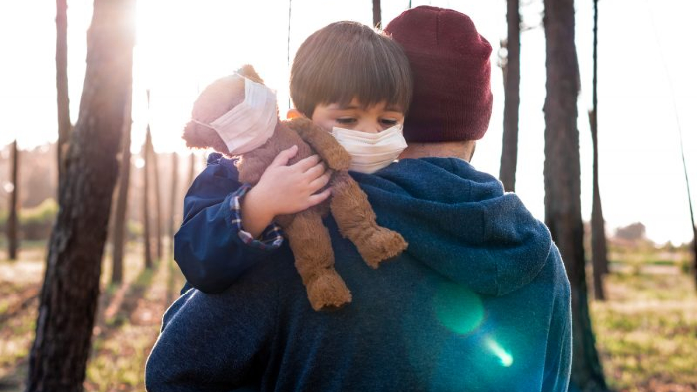 mengembangkandiri.com_father-and-son-using-air-masks-2021-09-02-10-31-03-utc